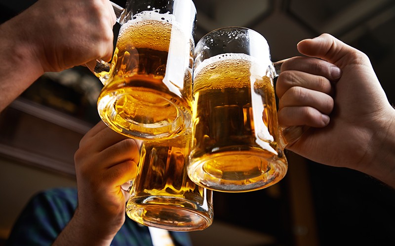 Rượu bia  gây ra hiện tượng khó tiêu cho người bệnh sau phẫu thuật, ngăn cản sự sản xuất hormone tuyến giáp