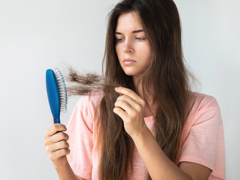 Thủ phạm gây rụng tóc ở nữ giới chủ yếu là do sự suy giảm quá trình hấp thu dưỡng chất của kênh Potassium trong nang tóc