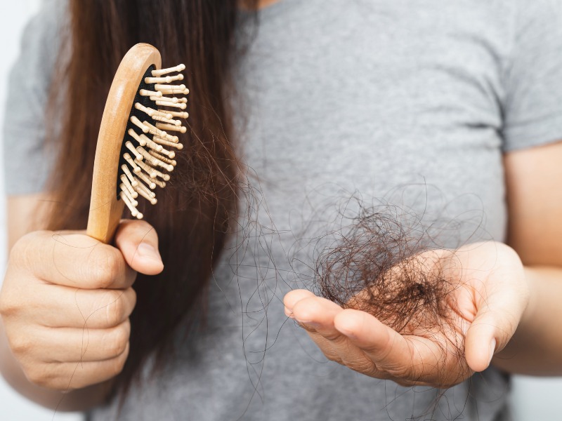Nếu tóc bị rụng theo từng đám hoặc khu vực riêng biệt là đây là triệu chứng cảnh báo vùng da dưới tóc có nguy cơ bị viêm nhiễm
