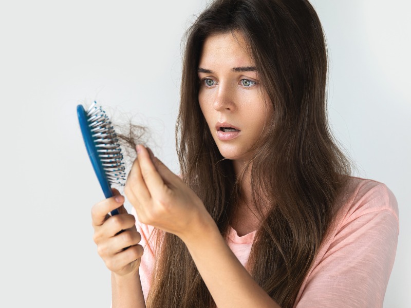 Việc ăn thiếu dinh dưỡng khiến cho tóc của bạn bị rụng nhiều hơn