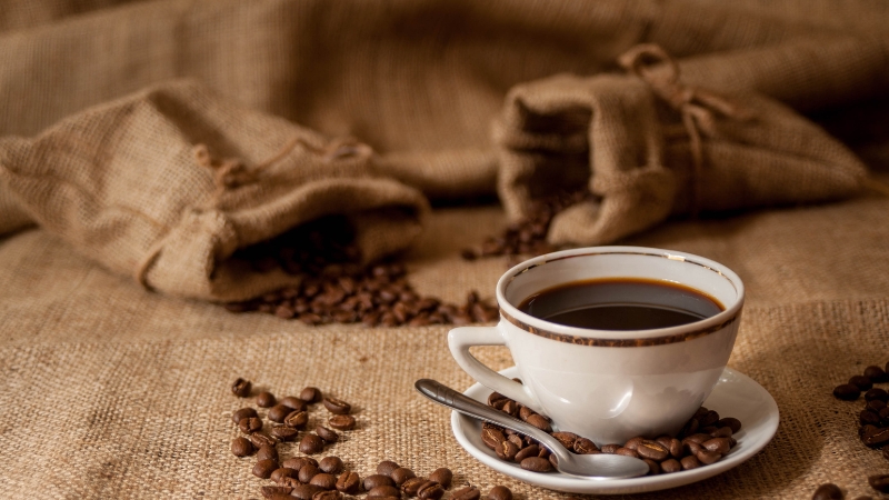 Cà phê chứa nhiều đường khi uống vào bữa sáng có thể làm đường huyết tăng nhanh, lâu dần gây tăng cân không mong muốn.