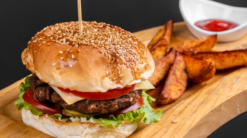 Thức ăn nhanh như gà rán, mì tôm, hamburger, bánh mì,… cũng được coi là kẻ thù của cân nặng