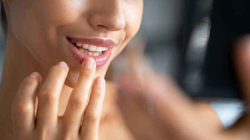  bạn có thể thoa tinh trùng lên môi để giúp đôi môi thêm sáng hồng, rạng rỡ