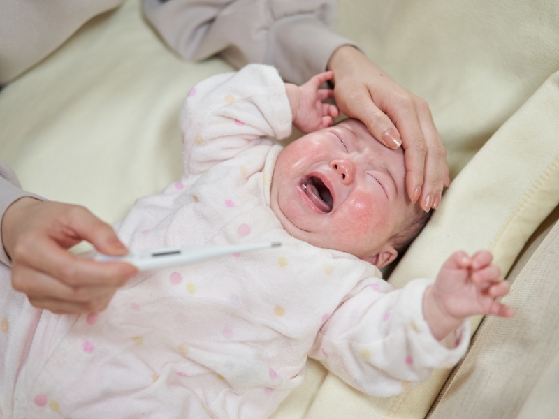 Quấy khóc, bỏ bú, sốt, bụng phình to là những biểu hiện có thể xảy ra khi trẻ bị rối loạn chuyển hóa 