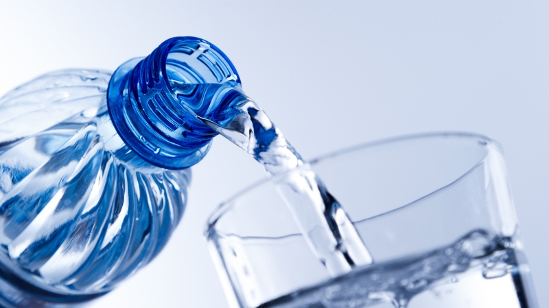 trẻ em 14 tuổi và đang trong độ tuổi dậy thì nên uống đủ lượng nước cần thiết mỗi ngày