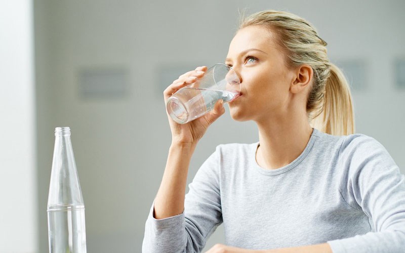 Uống đủ nước giúp da luôn căng sáng và khỏe khoắn