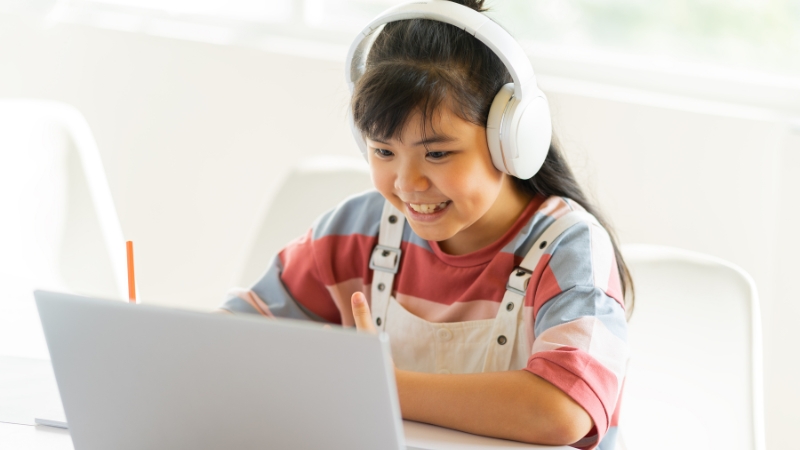  Tư thế chính xác không chỉ giúp cho trẻ em tăng chiều cao còn giúp bảo vệ cho cột sống của các bé luôn thẳng, tránh được các rủi ro và chấn thương