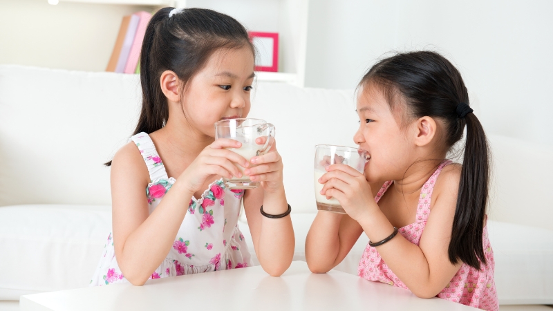 các chuyên gia khuyến khích trẻ 13 tuổi muốn phát triển chiều cao nên bổ sung ít nhất mỗi ngày 7 - 8 ly nước