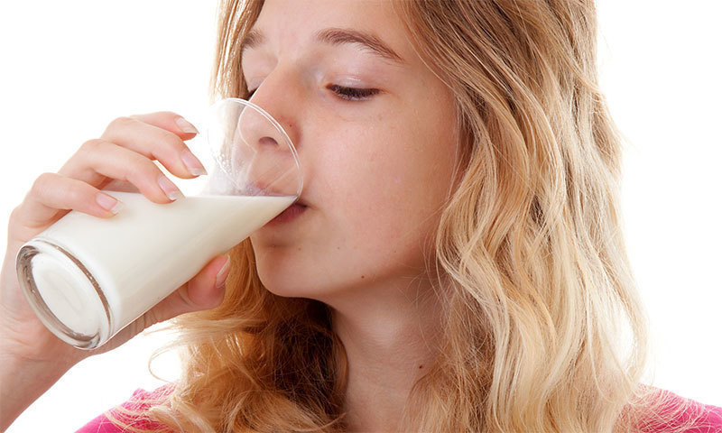 Sữa chứa nhiều thành phần dinh dưỡng thiết yếu giúp tăng chiều cao cho trẻ độ tuổi phát triển