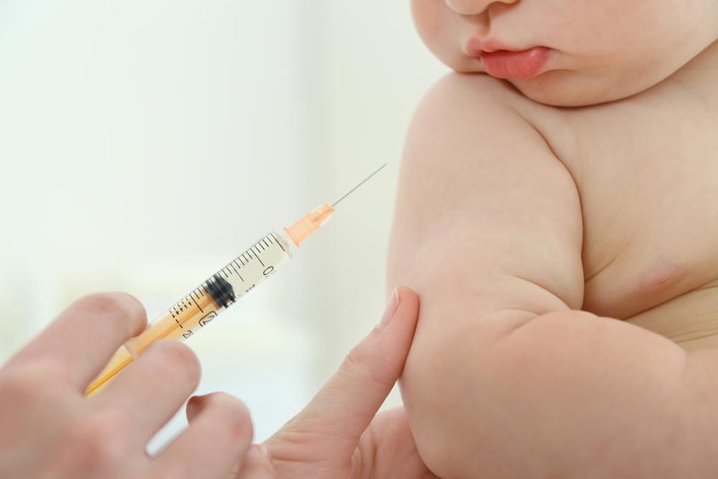 Cần tiêm phòng vắc xin đầy đủ cho trẻ trong mùa hè. Ảnh: Internet