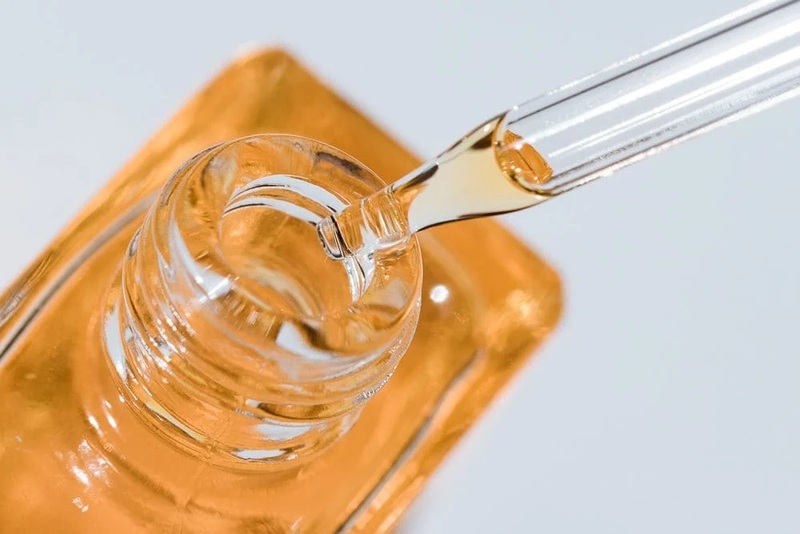 Sau khi sử dụng bạn nên lau sạch phần serum còn dính phía bên ngoài