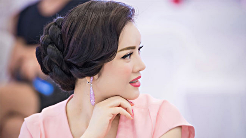 Kiểu tóc búi cho phụ nữ tuổi 50 đẹp sang trọng quý phái