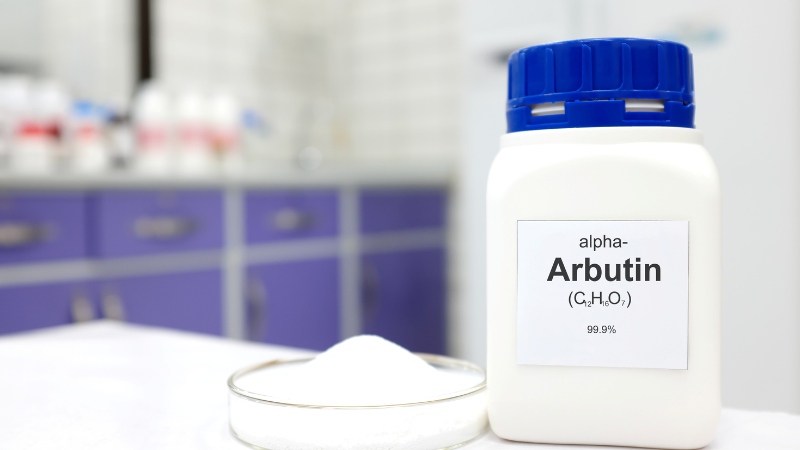 Sự kết hợp giữa Alpha Arbutin và vitamin C giúp tăng cường hiệu quả làm sáng da, mờ vết thâm nám, ngăn ngừa quá trình sản xuất sắc tố melanin dưới da