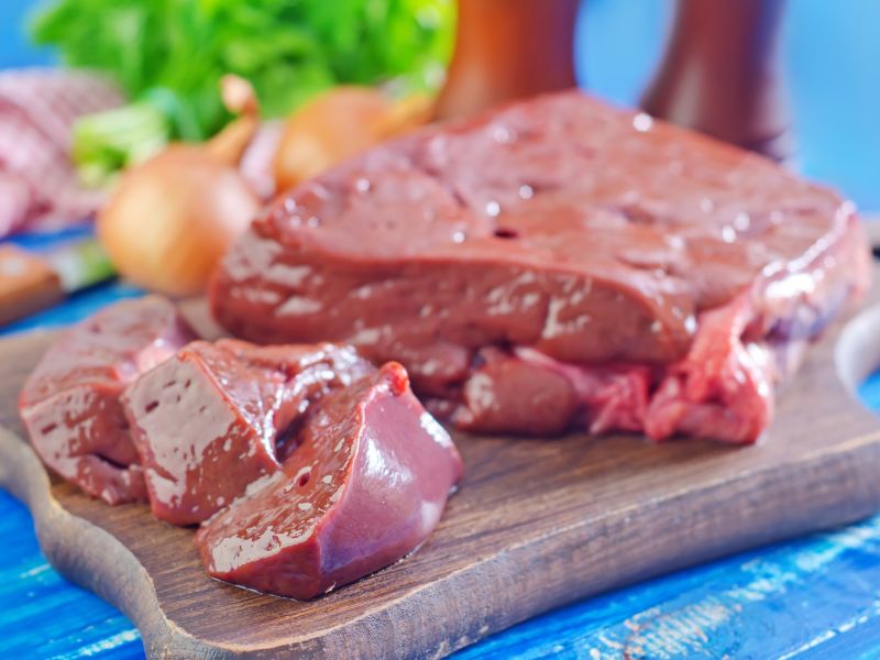 Ăn nhiều thực phẩm chứa purin như nội tạng động vật là một trong những yếu tố làm tăng acid uric trong máu. 
