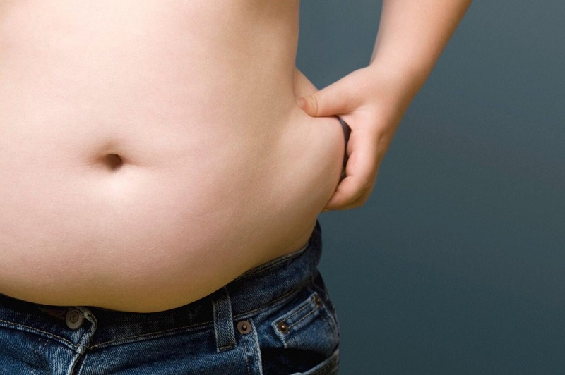 Mỡ bụng là do chế độ ăn uống, yếu tố di truyền và lười vận động