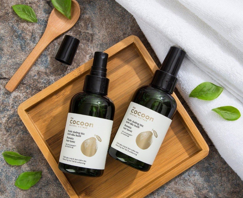 Nước dưỡng tóc tinh dầu bưởi phục hồi hư tổn, giảm gãy rụng, chữa lành da đầu cho mái tóc chắc khỏe và bóng mượt.