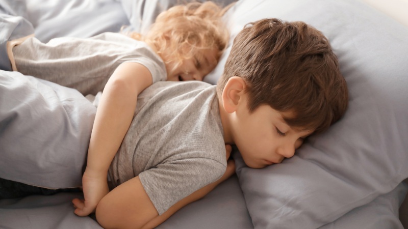 Giấc ngủ đóng vai trò quan trọng trong quá trình phục hồi và phát triển cơ thể, đặc biệt là ở trẻ nhỏ