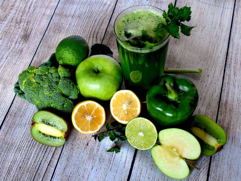 Tăng cường bổ sung rau xanh, trái cây tươi vào chế độ ăn hàng ngày. 