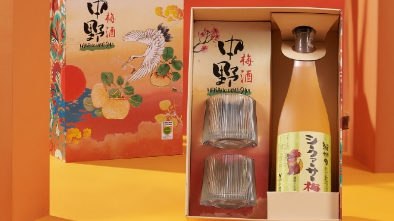 Hộp quà Tết Bách Hạc Ngàn Hoa gồm có 1 chai rượu mơ Umeshu Nhật vị tắc Nakano Citrus 720ml và 2 ly thủy tinh đế xoay 360 độ