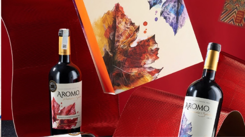 Hộp quà Tết Quà Vang Khởi Vạn Sự An là sự kết hợp giữa hoàn hảo giữa phong cách sang trọng, đẳng cấp của những chai rượu vang Chile vùng với hình ảnh hộp quà thiết kế tinh tế, độc đáo