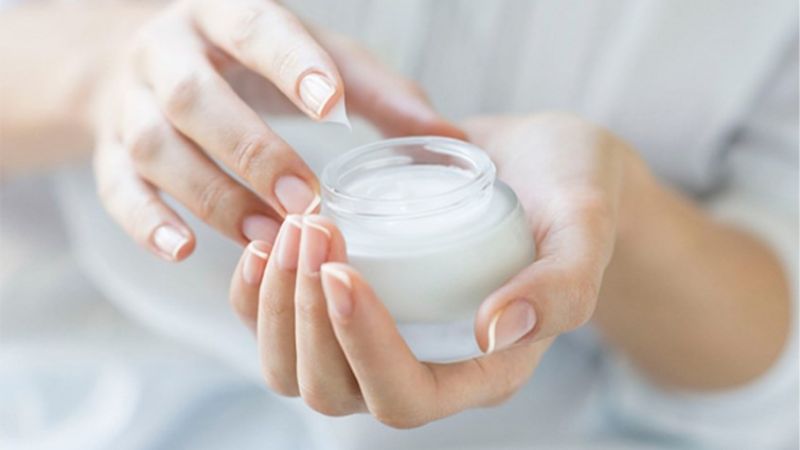 Sử dụng lotion và kem dưỡng ẩm