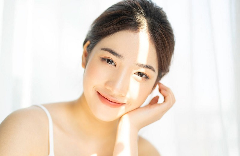 Skincare buổi sáng khác gì so với buổi tối