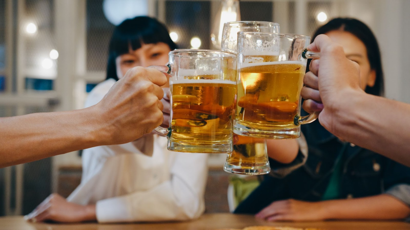 Hạn chế uống rượu bia, chất kích thích giúp cơ thể khỏe mạnh, giảm thiểu nguy cơ gây bệnh nguy hiểm