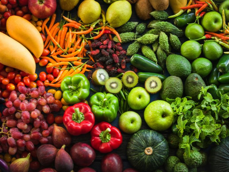 Ăn nhiều trái cây và rau xanh giúp chống lão hóa, dưỡng da mịn màng, ngừa thâm mụn.