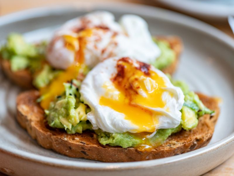 Bánh mì đen ăn kèm với trứng ốp là và quả bơ là bữa sáng được nhiều chuyên gia dinh dưỡng khuyên dùng cho người giảm cân. 