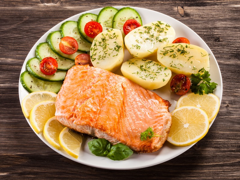 Cá hồi áp chảo cùng củ quả cho bữa trưa dinh dưỡng và giảm cân bền vững.  