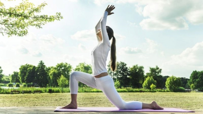 Các bài tập yoga nhẹ nhàng điều hòa cơ thể, kéo dài xương tự nhiên