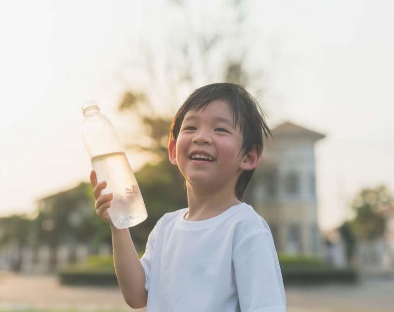 Bổ sung đủ lượng nước cho một ngày sẽ giúp trẻ phát triển chiều ca