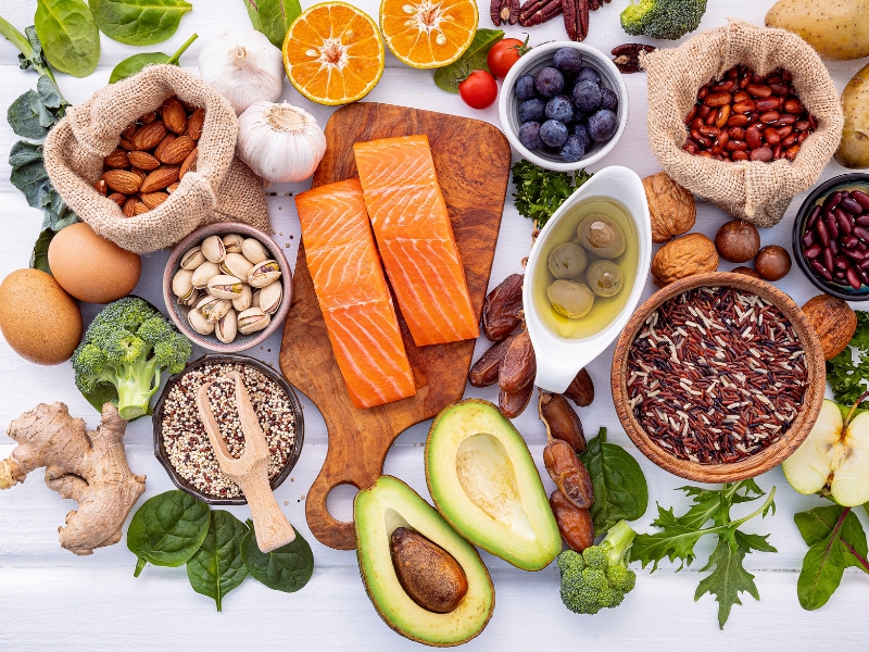 Lựa chọn chất béo lành mạnh tốt cho người giảm cân như cá hồi, dầu oliu, quả bơ, các loại hạt. 