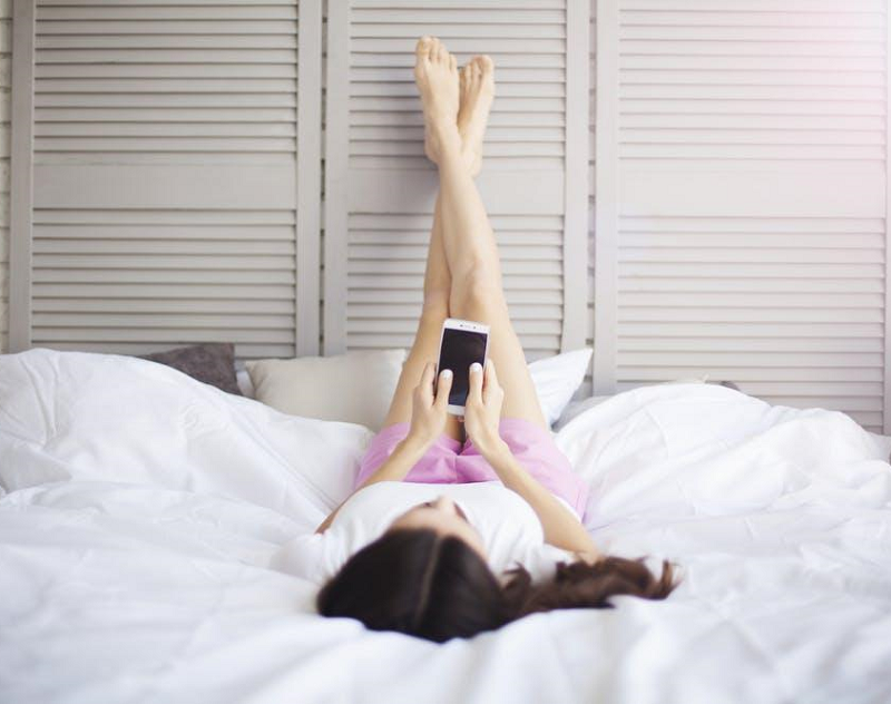 Bài tập gác chân trên giường