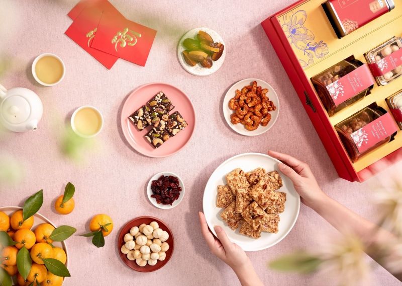 Hộp bánh trà, các loại hạt là món quà Tết đặc trưng của người Việt