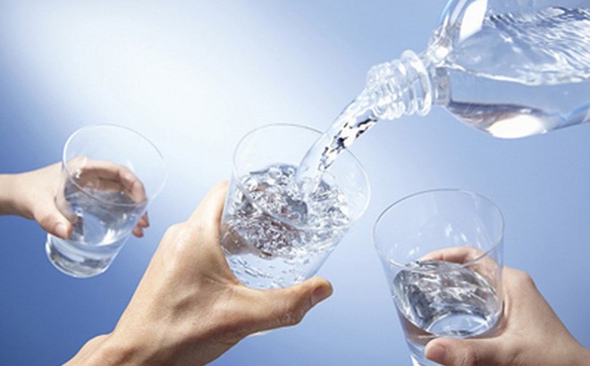 Uống đủ nước mỗi ngày là một cách thải độc gan hiệu quả