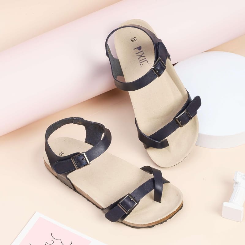 Giày sandal hoặc giày bệt