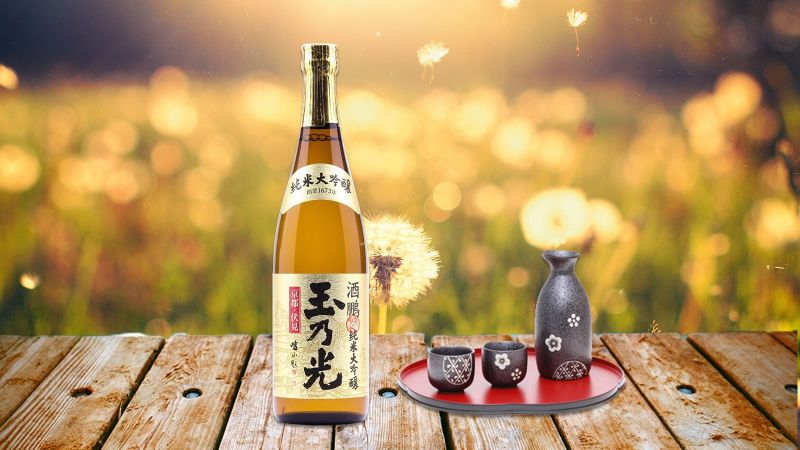 Sake được sản xuất từ gạo lứt, nước và men Koji (men là một loại nấm)