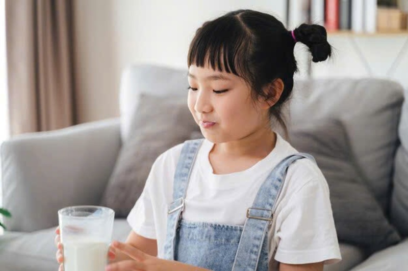 Sữa tăng chiều cao cho trẻ 15 tuổi cung cấp lượng canxi và vitamin D cần thiết, hỗ trợ sự phát triển tối ưu của xương