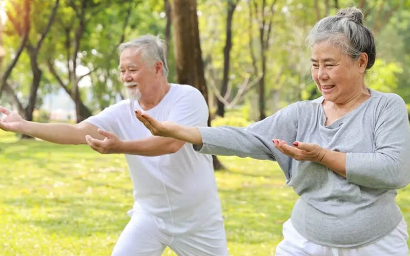 Tư thế xoay vòng tay kiểu khí công Trung Quốc giúp gan hoạt động mạnh mẽ hơn và giảm căng thẳng