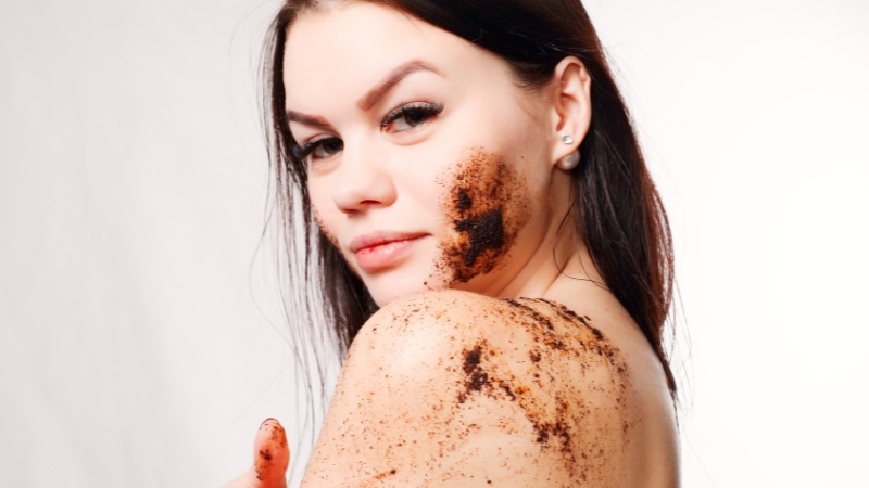 Việc massage da khi tẩy tế bào chết bằng cafe cũng giúp thư giãn và cải thiện tâm trạng