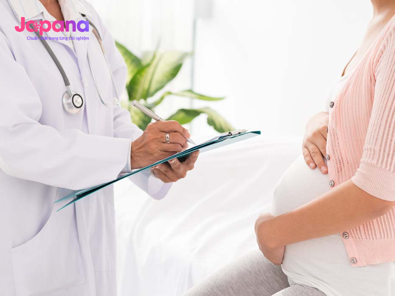 Phụ nữ đang cho con bú nên tham khảo ý kiến bác sĩ trước khi sử dụng viên uống