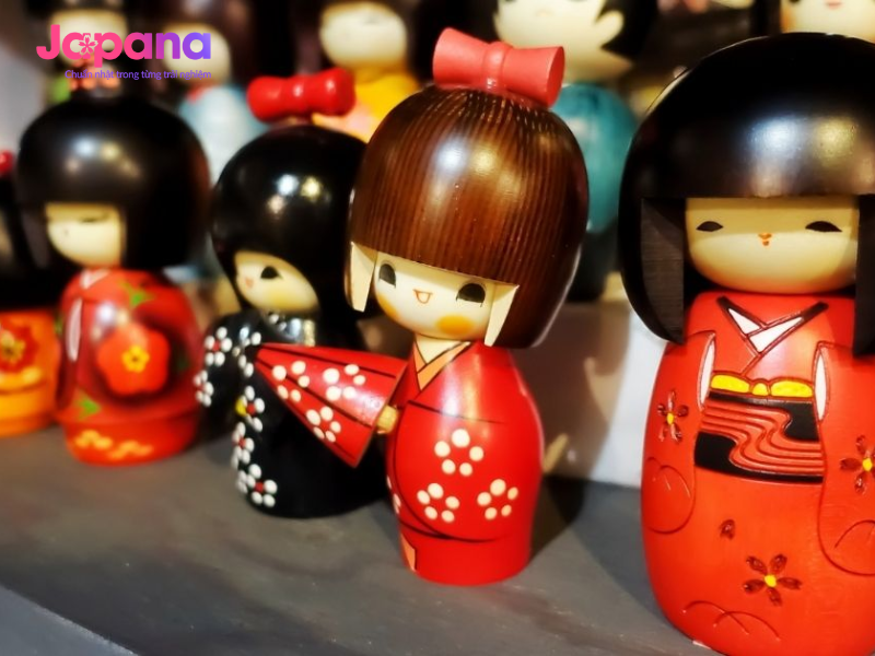 Mua đồ chơi làm quà tặng cho bé