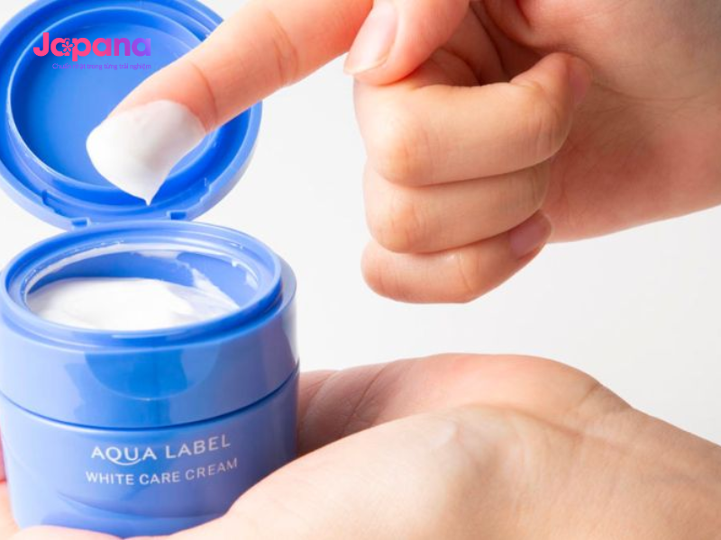 Kem dưỡng trắng Shiseido Aqualabel White Care Cream giúp da được cung cấp dưỡng chất cần thiết và trở nên mềm mịn, căng bóng hơn