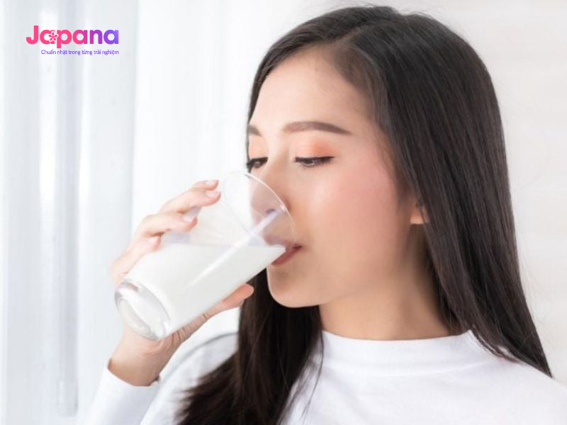 Nên uống sữa sau khi uống canxi 1-2 giờ