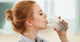Vì sao nên uống nước ấm mỗi sáng sau khi thức dậy?