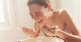 5 sai lầm thường mắc phải khi rửa mặt khiến da bị lão hóa
