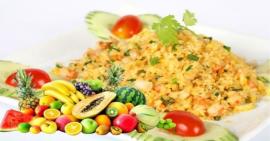Làm món cơm rang hoa quả giúp chị em giảm cân mùa hè