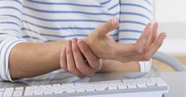 Ai cũng có thể mắc thoái hoá cổ tay