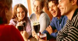 Uống bia rượu nhiều là nguyên nhân chính gây tổn thương khớp háng